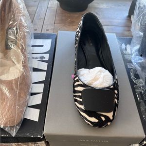 Anne Taylor 9.5 flats black and white